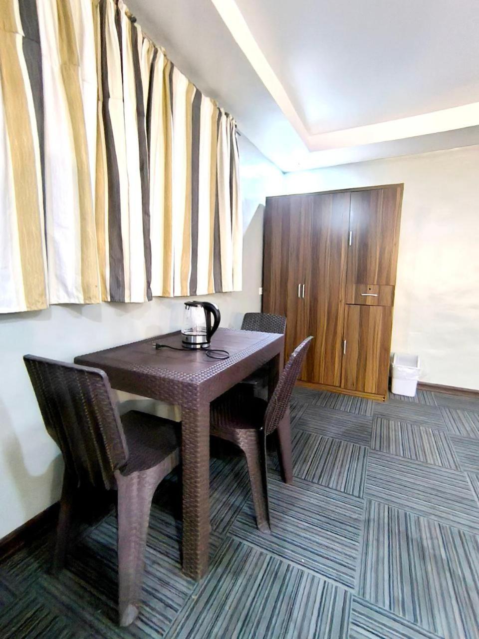 Vincent Resort Hotel Angeles Bagian luar foto