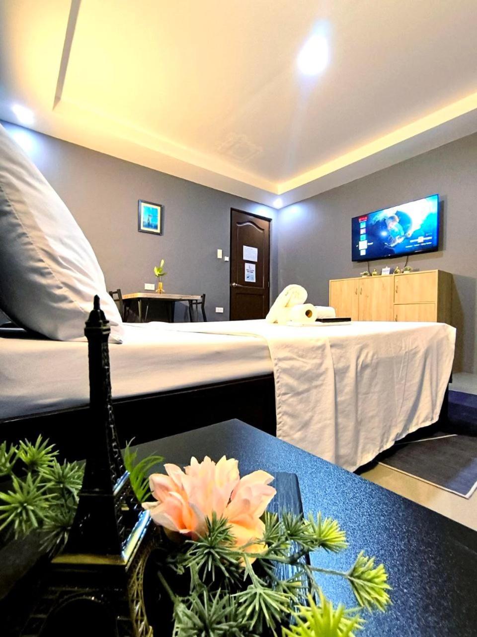 Vincent Resort Hotel Angeles Bagian luar foto