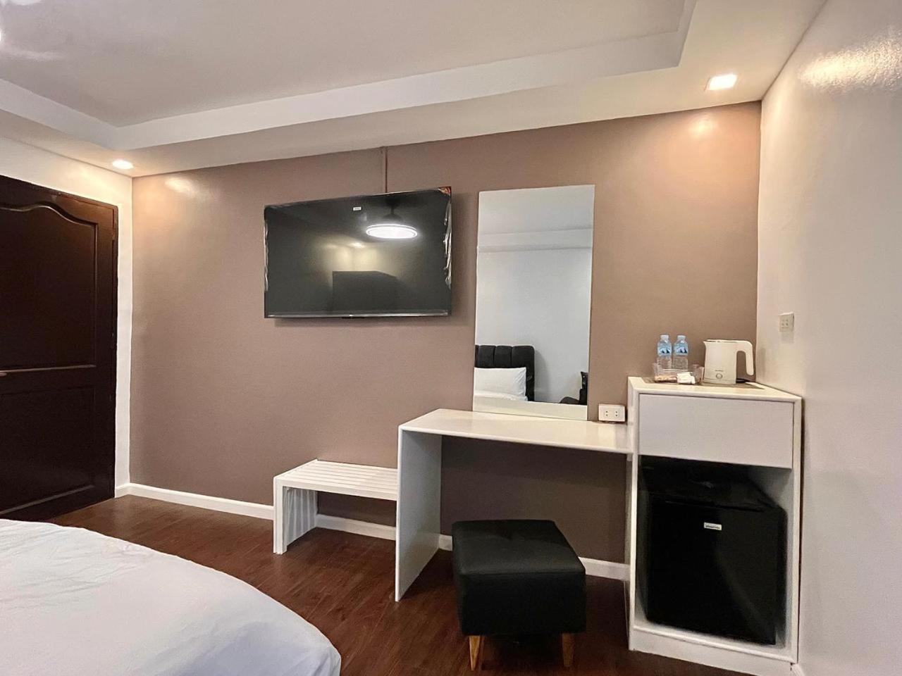 Vincent Resort Hotel Angeles Bagian luar foto