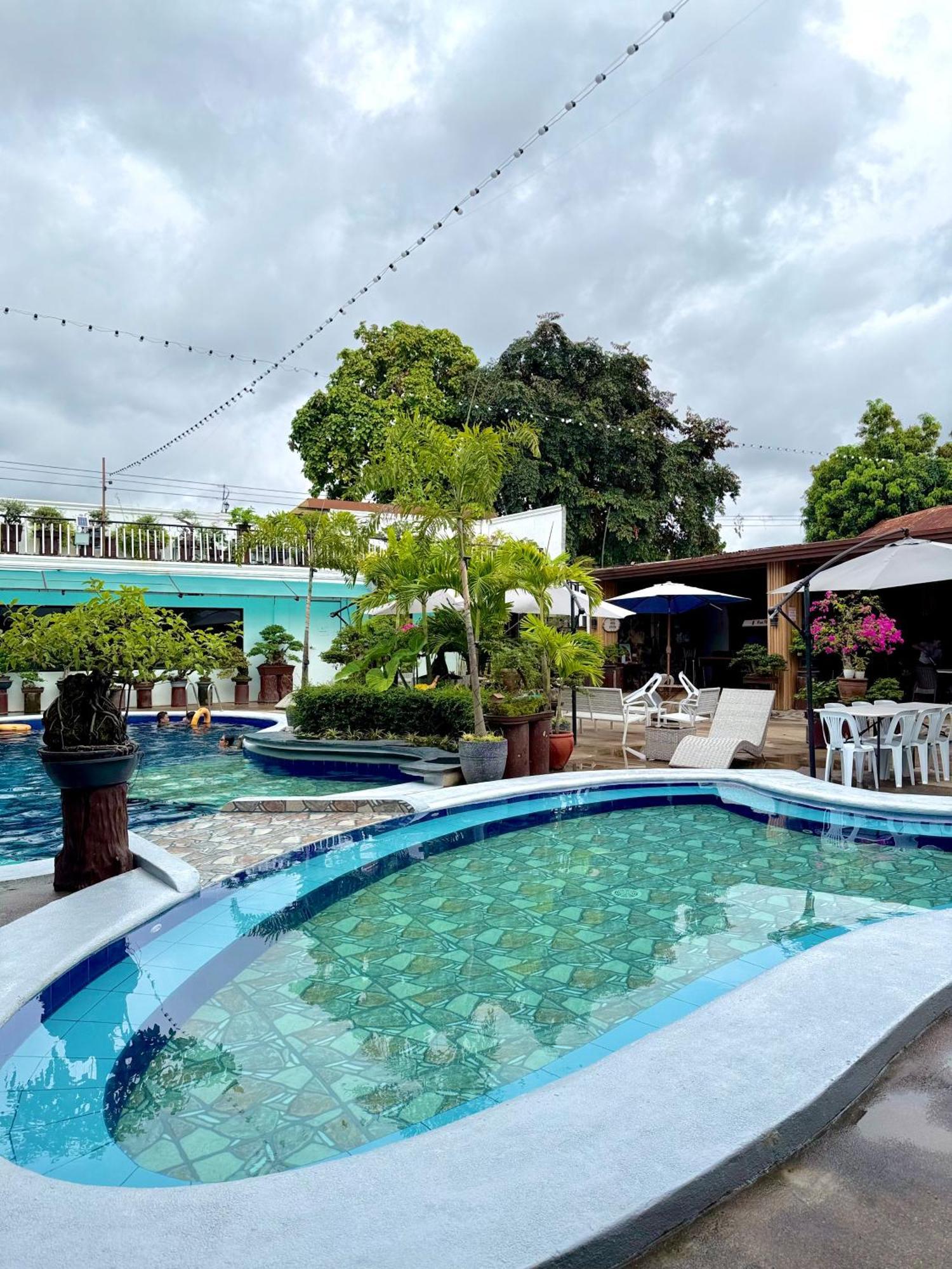 Vincent Resort Hotel Angeles Bagian luar foto