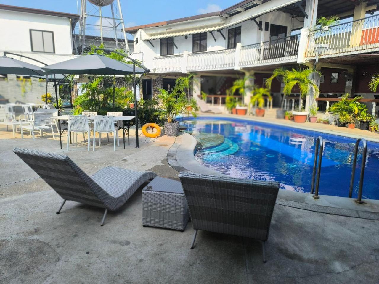 Vincent Resort Hotel Angeles Bagian luar foto
